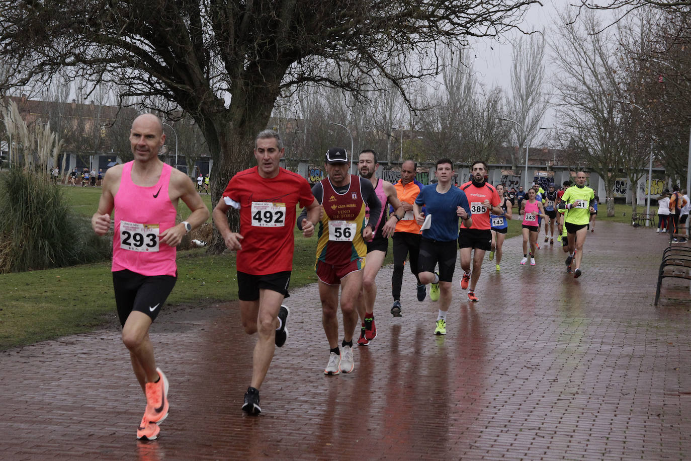 Fotos: Carrera del Pavo participativa y pasada por agua en Laguna de Duero