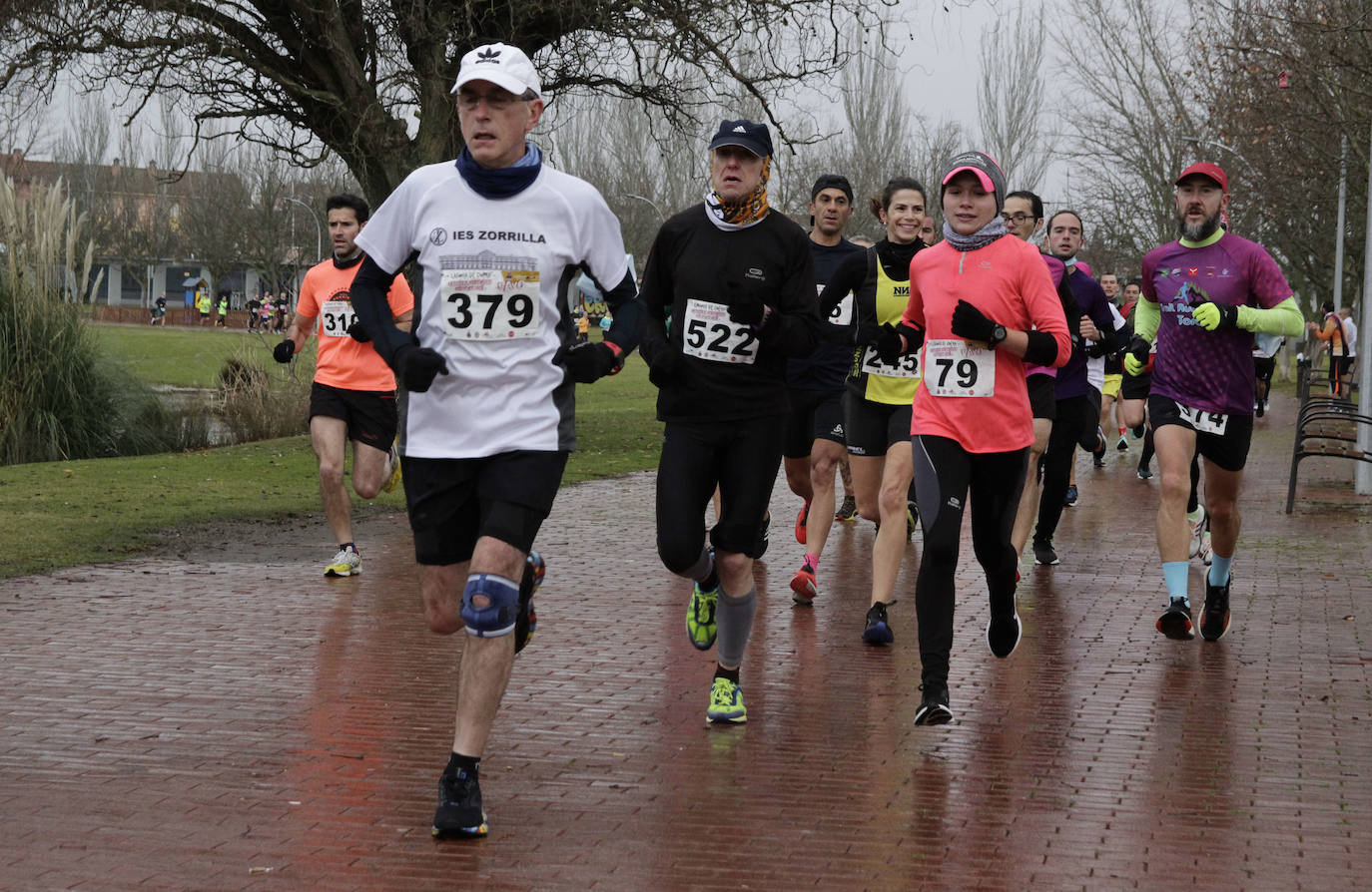 Fotos: Carrera del Pavo participativa y pasada por agua en Laguna de Duero