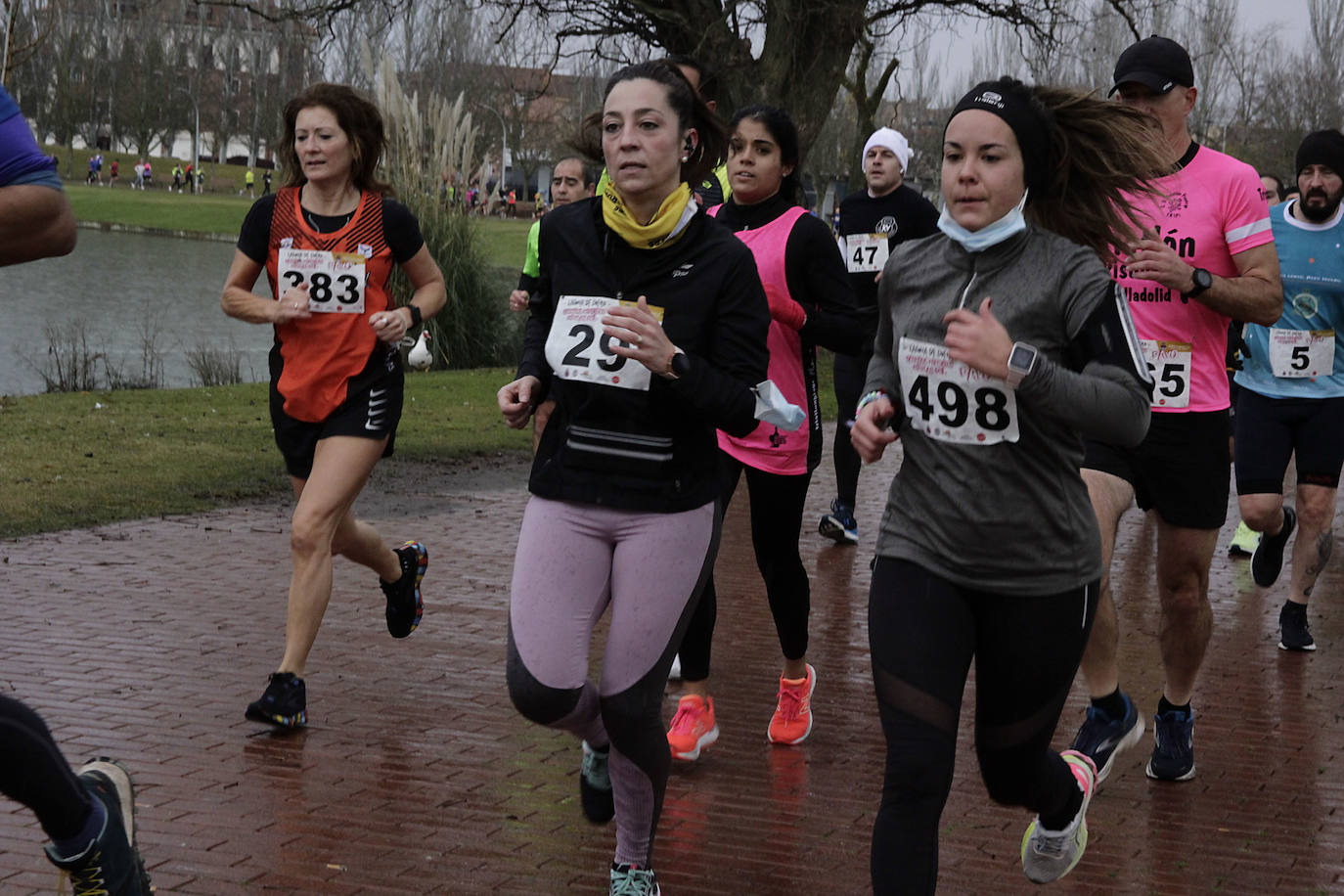 Fotos: Carrera del Pavo participativa y pasada por agua en Laguna de Duero