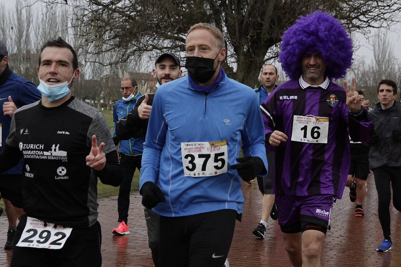 Fotos: Carrera del Pavo participativa y pasada por agua en Laguna de Duero