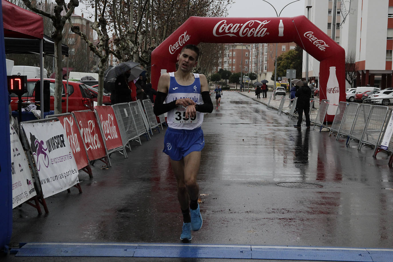 Fotos: Carrera del Pavo participativa y pasada por agua en Laguna de Duero