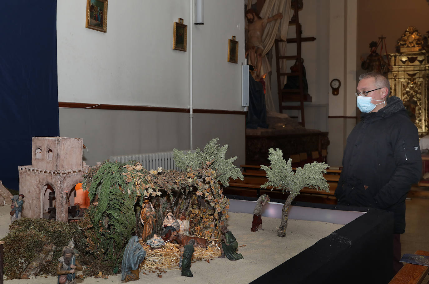 Fotos: El montaje del Santo Sepulcro en Palencia