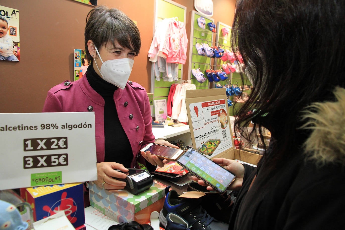Una mujer paga con Bizum en un comercio de Segovia.