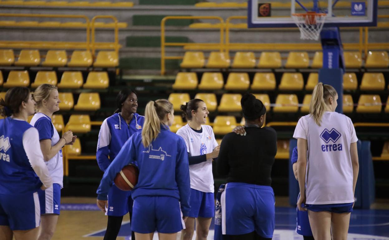 Andrea Vilaró aplaude en el inicio del entrenamiento 