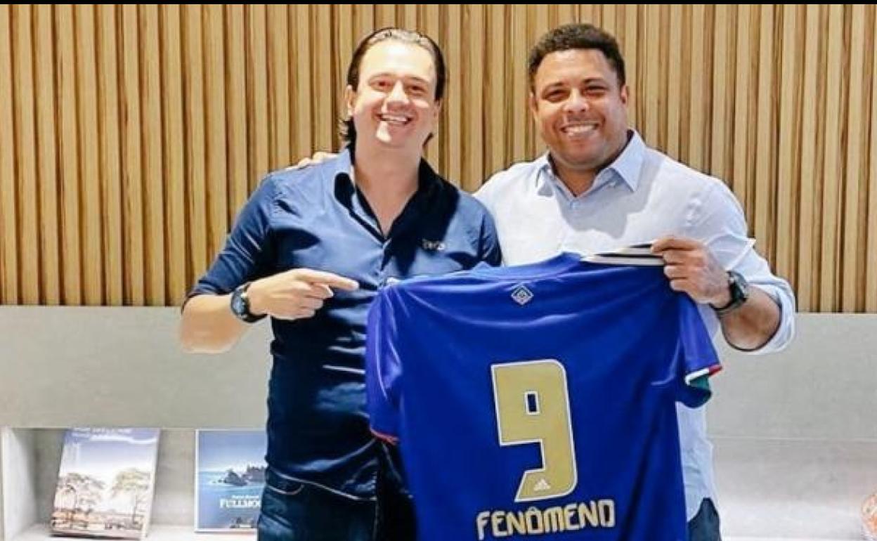 Ronaldo Nazário (izquierda) posa con Sérgio Sántos, presidente del Cruzeiro, tras anunciar que comprará el 90% de las acciones del club brasileño.