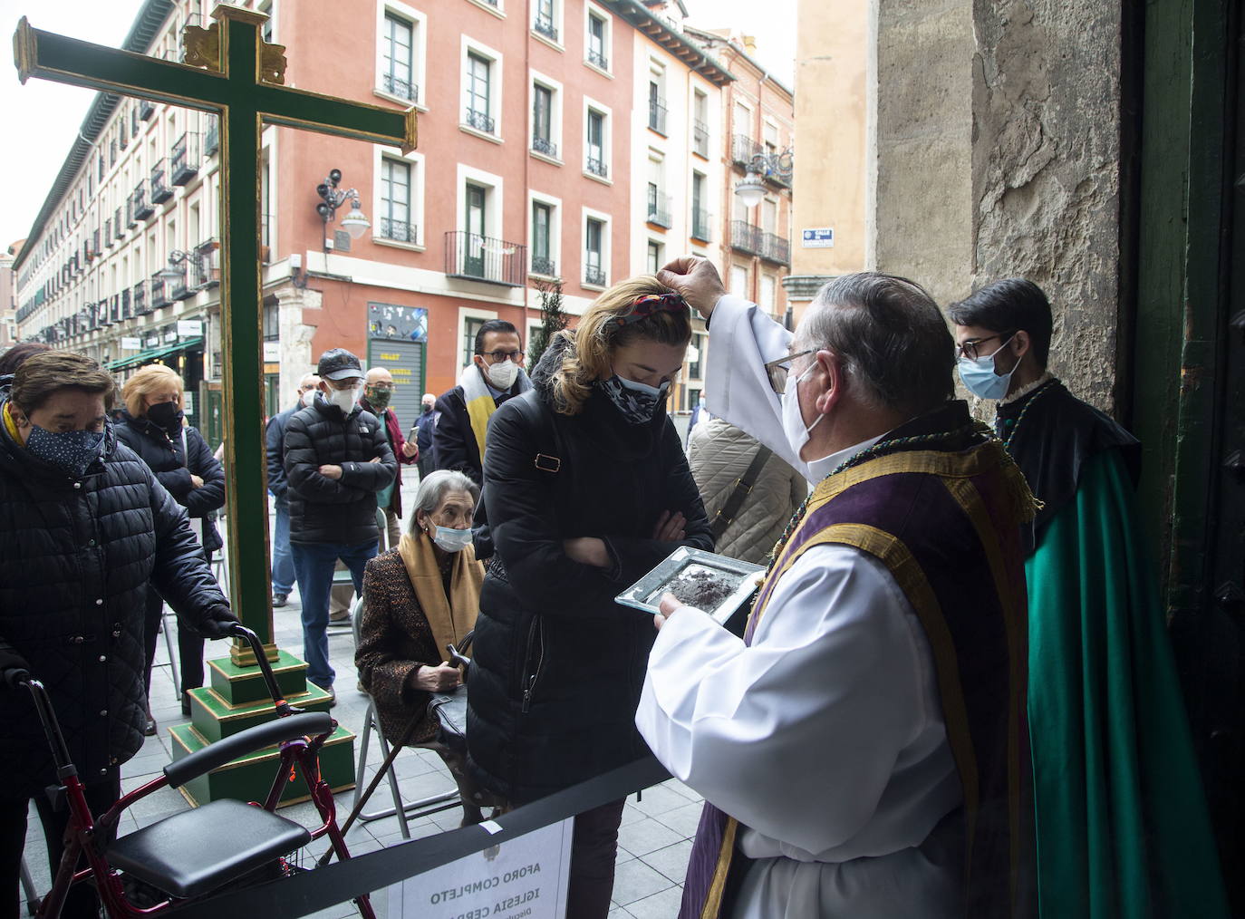 Míércoles de Ceniza. La situación de la pandemia hizo que los ciudadanos recibieran la ceniza en la puerta de iglesia.