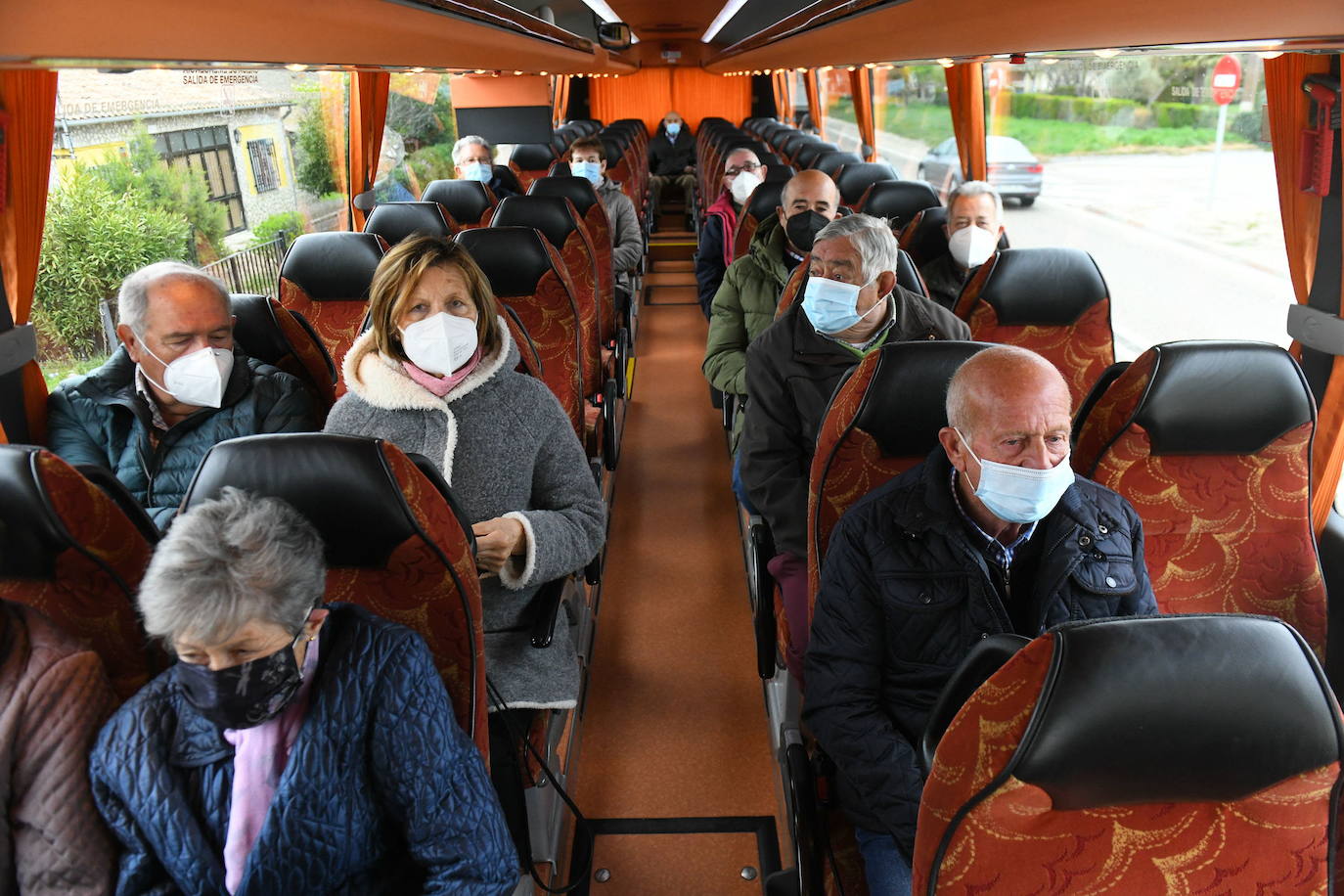 En autobús a vacunar. Los vecinos de Sardón y Quintanilla de Onésimo viajaron en autobús a vacunarse al Miguel Delibes.