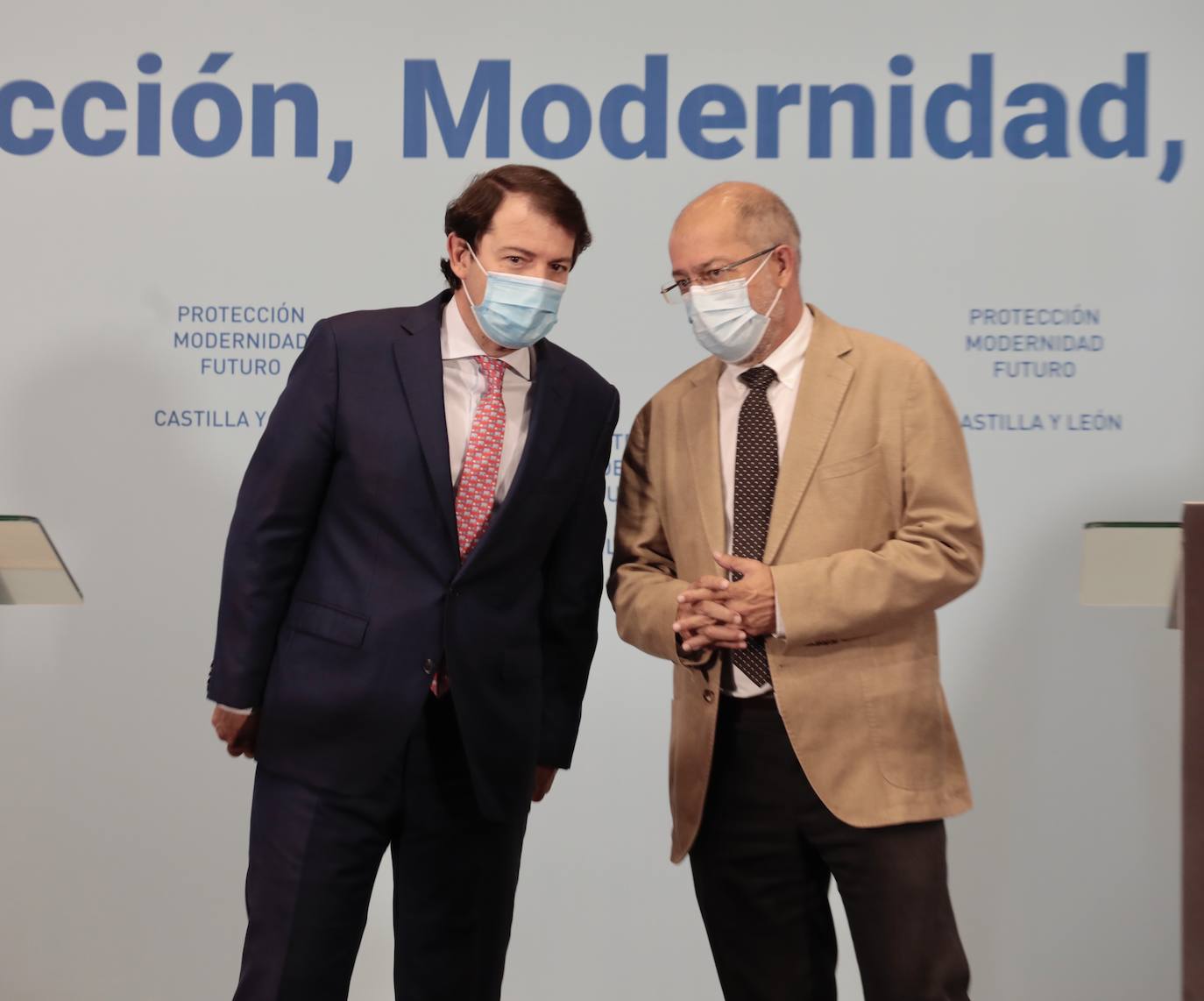 Fernández Mañueco y Francisco Igea protagonizaron encuentros y desencuentros durante este año. En esta imagen se reafirmaron en el pacto que más tarde romperían.