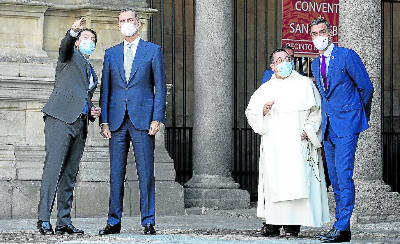 Conferencia de presidentes. Fernández Mañueco señala ante el Rey un detalle del convento salmantino de San Esteban, en presencia de Pedro Sanchez y el prior Rafael González.