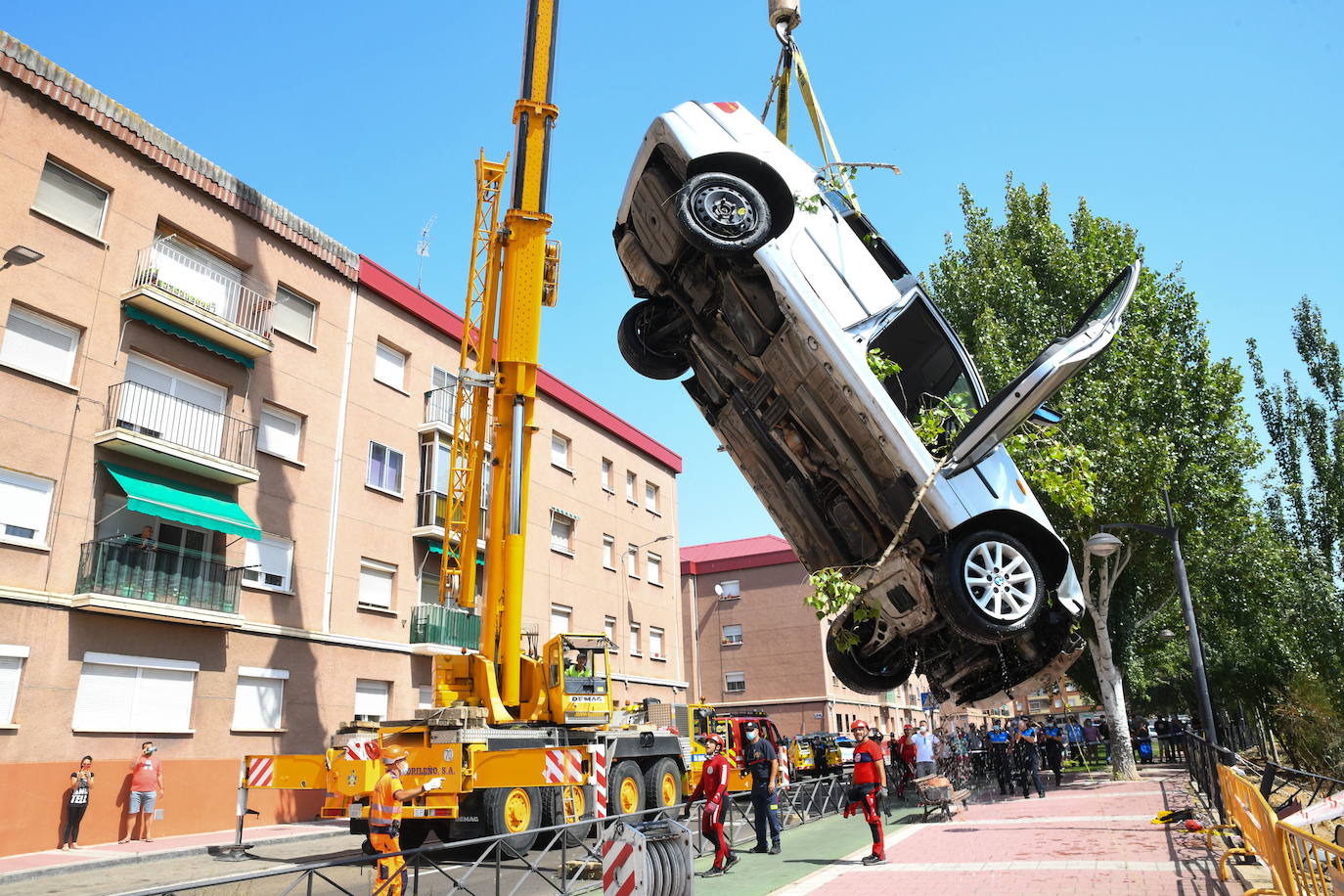 Susto en el Pisuerga. Recuperado el coche que cayó al río. El conductor dio positivo en alcoholemia.