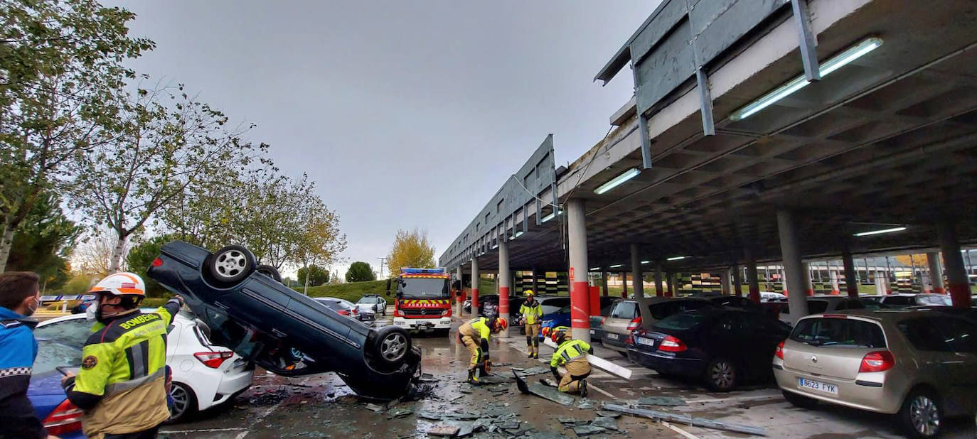 Imagen espectacular. Herido grave al caer su coche desde el parking del hospital Río Hortega.