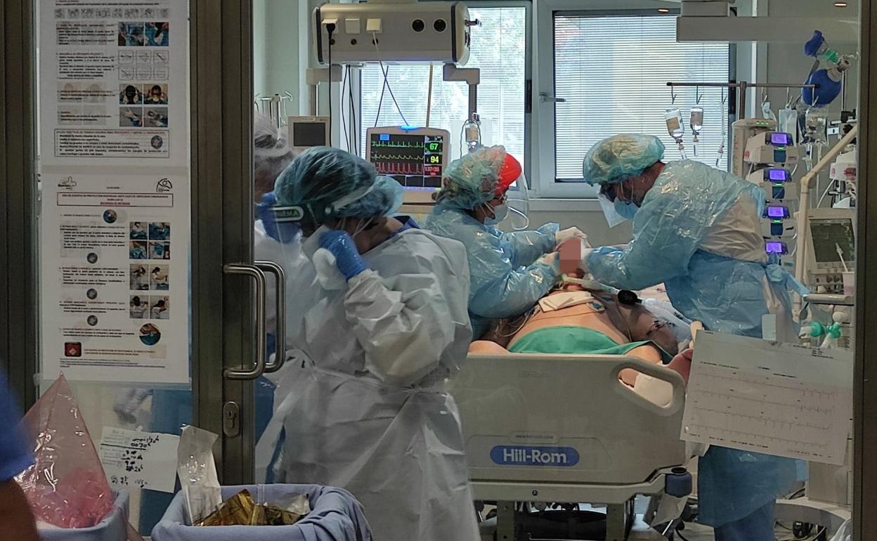 Varios sanitarios atienden a un paciente de covid-19 en una UCI.