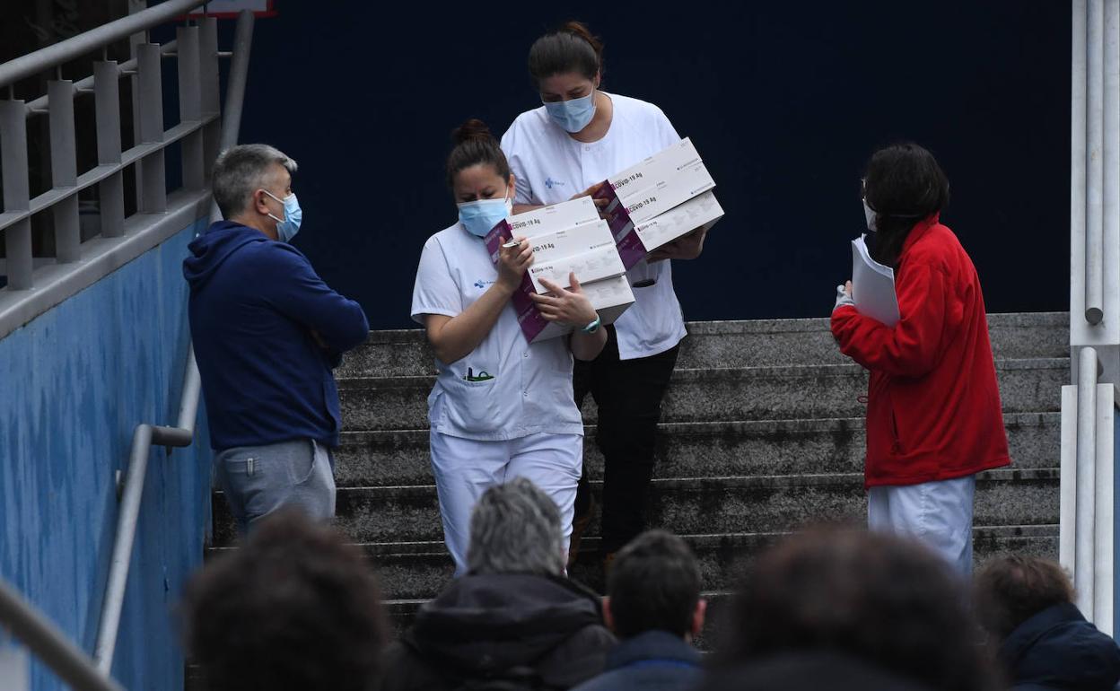 Colas en el centro de salud de Casa del Barco para realizar PCR y test de antígenos. 