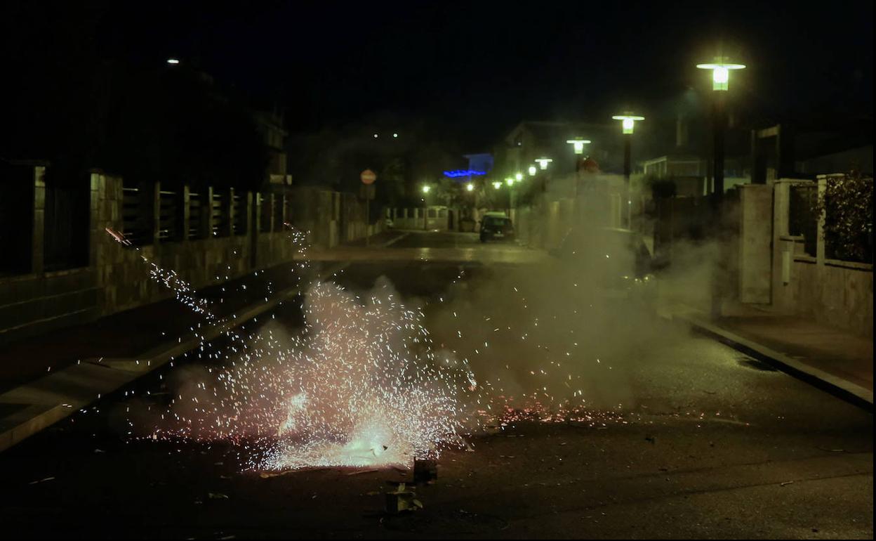 Lanzamiento de petardos en Nochevieja. 