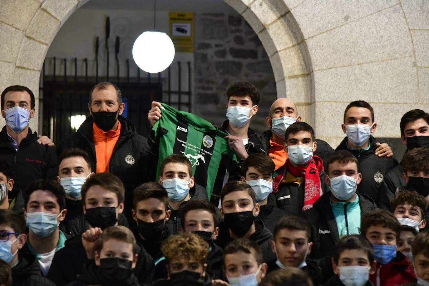 Miembros de la UD El Espinar San Rafael, el pasado miércoles, durante la celebración del cuarto premio de la Lotería de Navidad. 