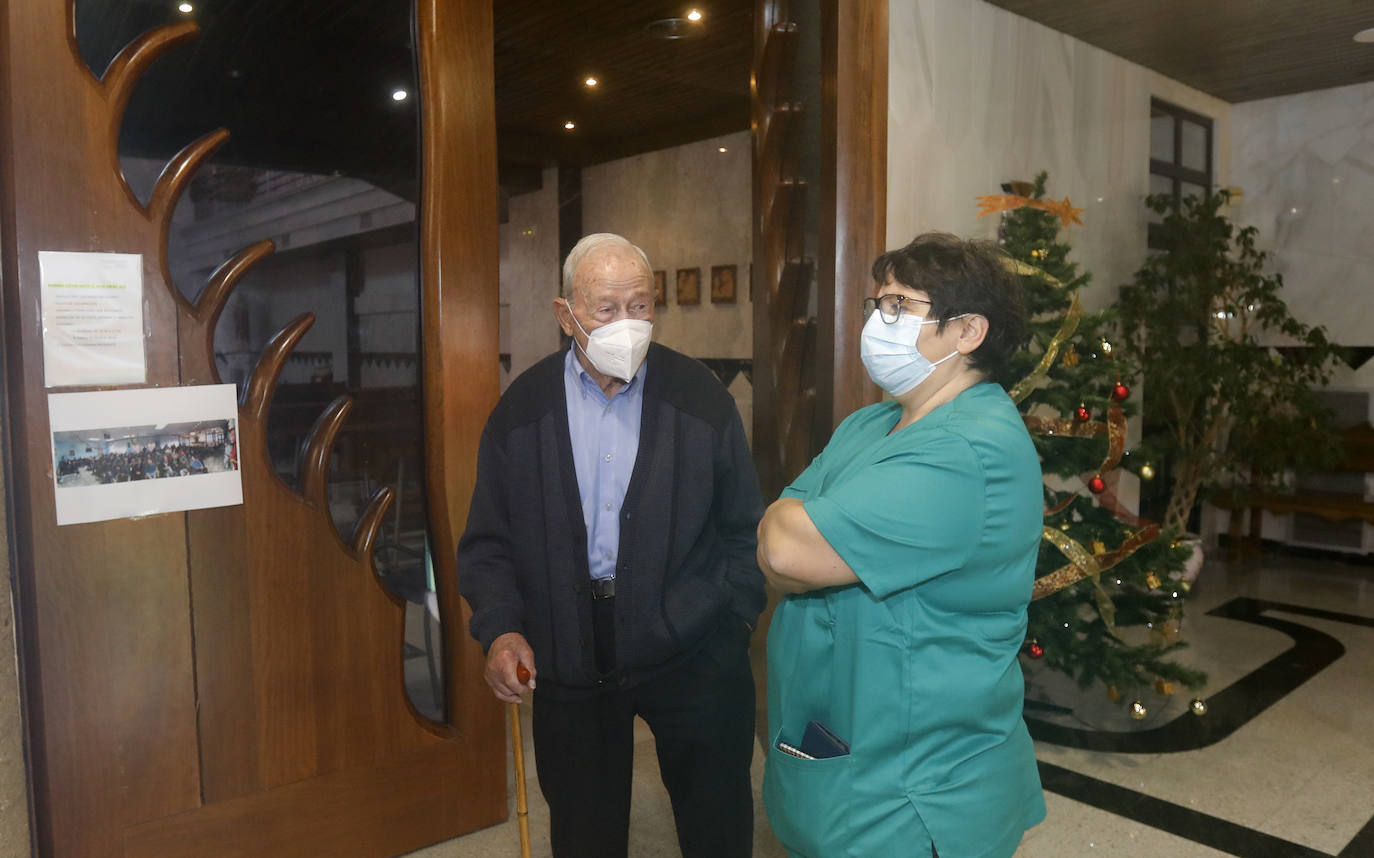 Áureo López conversa con la supervisora de la residencia, Marivi Bilbao, esta mañana en el centro de Cevico de la Torre. 