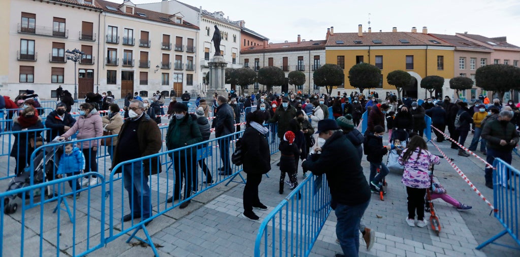 Multitudinario reparto del roscón navideño en Palencia.