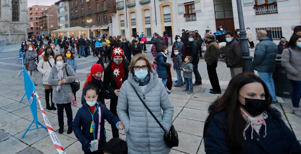 Multitudinario reparto del roscón navideño en Palencia.