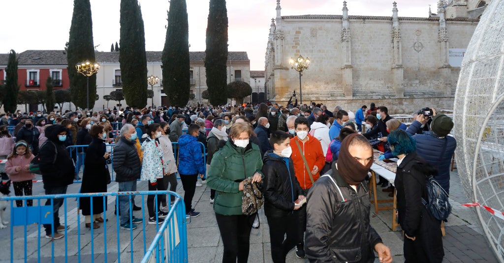 Multitudinario reparto del roscón navideño en Palencia.