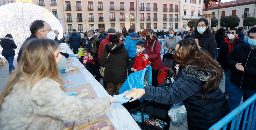 Multitudinario reparto del roscón navideño en Palencia.