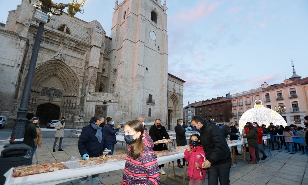 Multitudinario reparto del roscón navideño en Palencia.