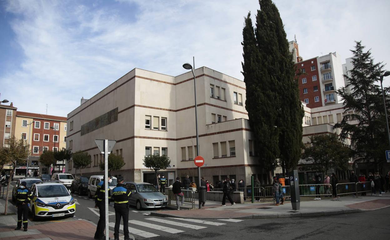 Colas para realizarse un test de antígenos en el centro de San Juan de Salamanca la pasada semana. 