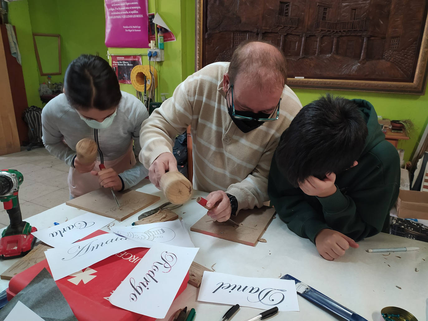 Los niños de Rioseco aprenden las nociones de escultura de la mano de Ángel Martín