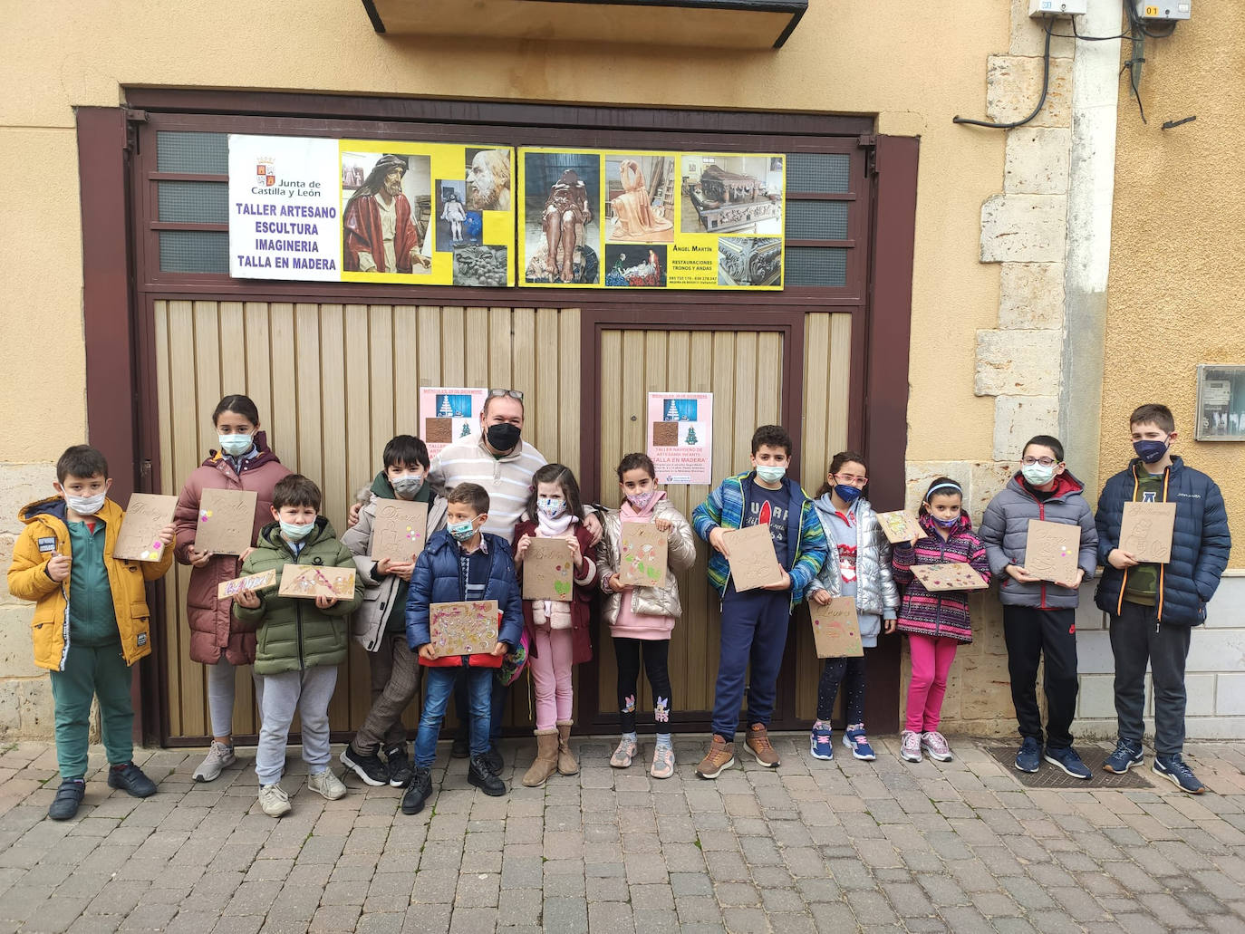 Los niños de Rioseco aprenden las nociones de escultura de la mano de Ángel Martín
