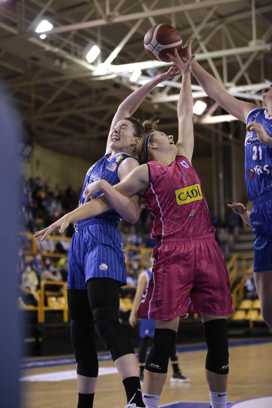 Imagen secundaria 2 - El CB Avenida se va líder en solitario al 2022 (85-62)