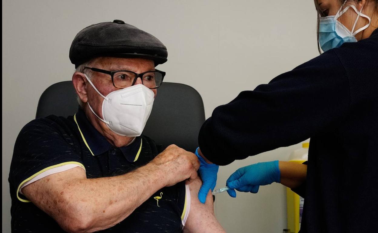 Un anciano recibe la vacuna contra la covid.