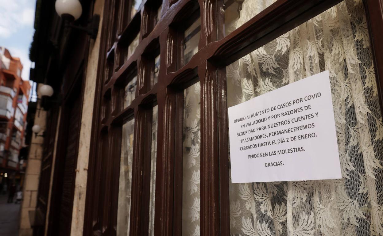 Cartel que avisa a los clientes de cierre a causa de contagios de covid en el emblemático Café Minuto, del centro de Valladolid.