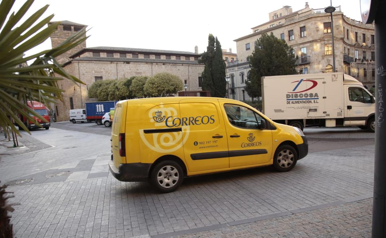 Furgoneta de reparto de Correos. 