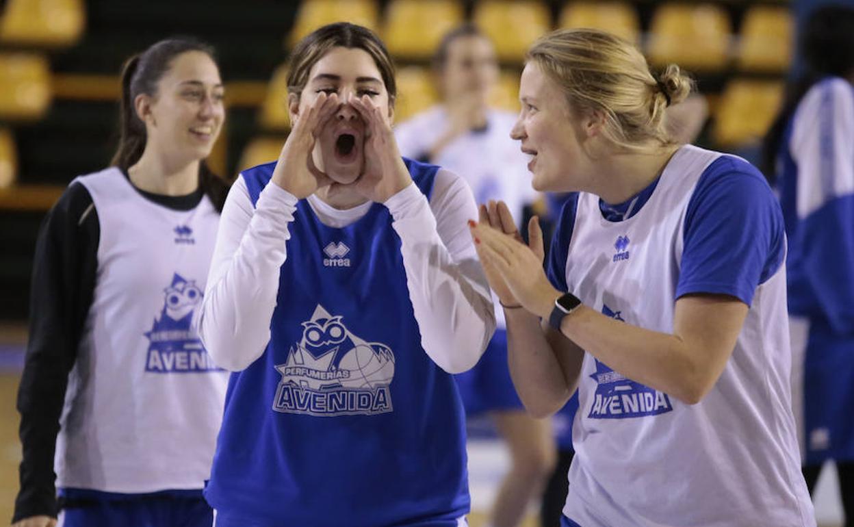 Mariella Fasoula y Emese Hof se divierten durante el entrenamiento del pasado domingo de Avenida.