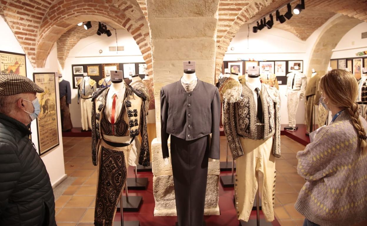 Visitantes durante esta mañana aprovechando la jornada de puertas abiertas del Museo Taurino de Salamanca. 