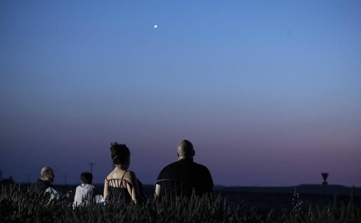 Varias personas observan el cielo en Tiedra. 
