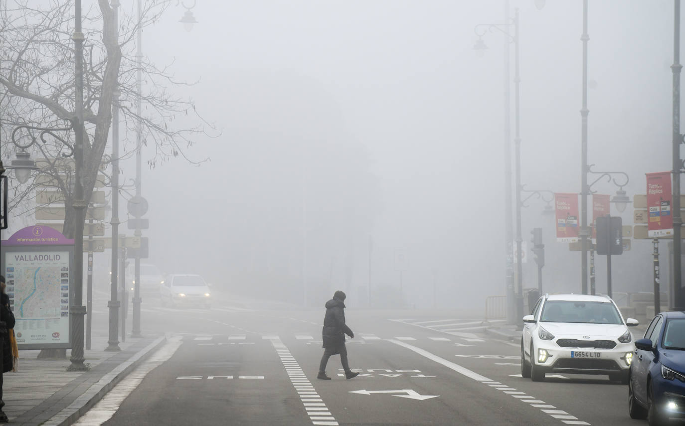 Fotos: La ciudad de Valladolid despede el año con niebla