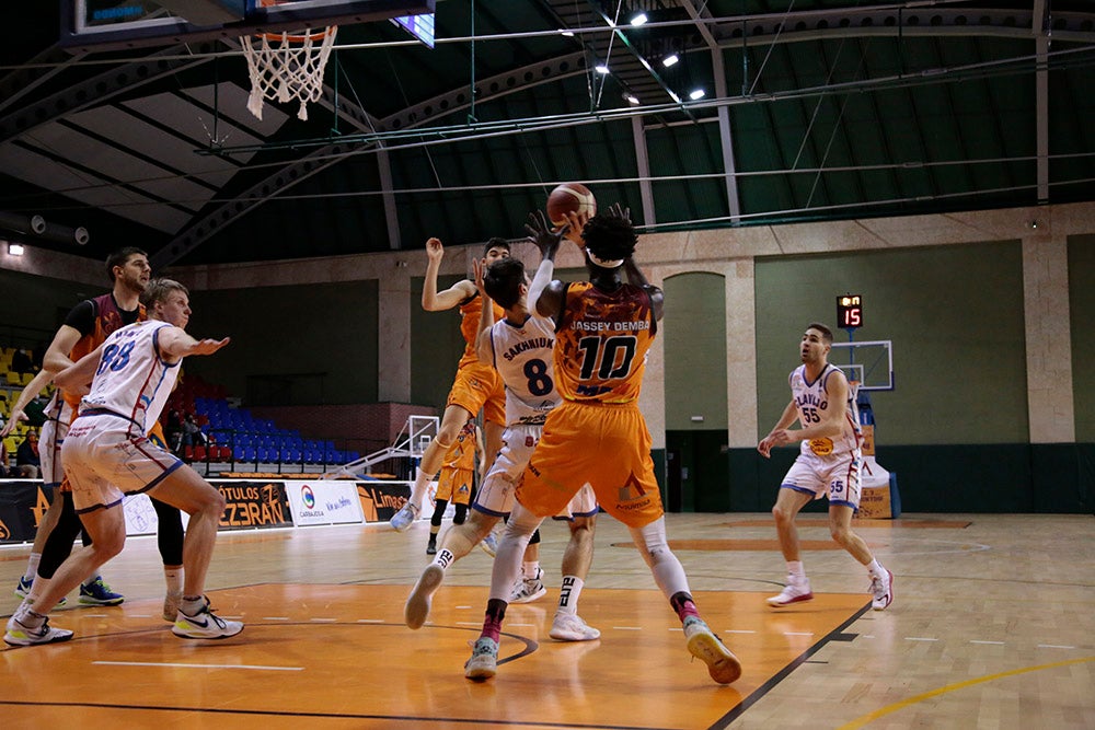 El colista Aquimisa vuelve a tirar otro partido que tenía 'ganado' en el ultimo cuarto (74-77)