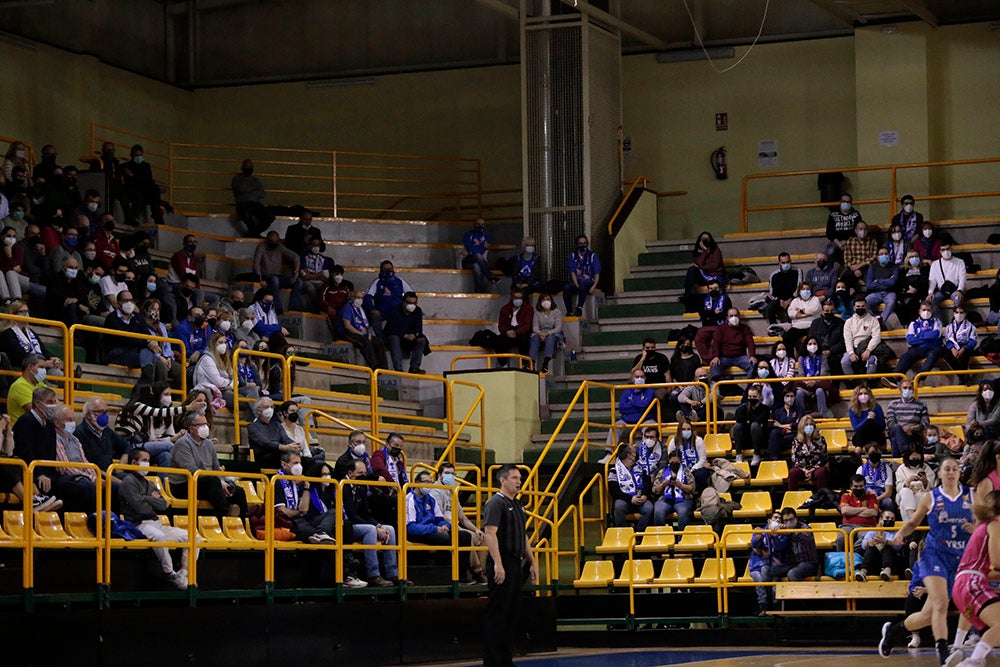 Las fechas festivas y la situación sanitaria dieron lugar a un Würzburg con muchos huecos en las gradas para despedir el año con victoria