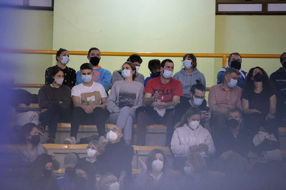 Las fechas festivas y la situación sanitaria dieron lugar a un Würzburg con muchos huecos en las gradas para despedir el año con victoria