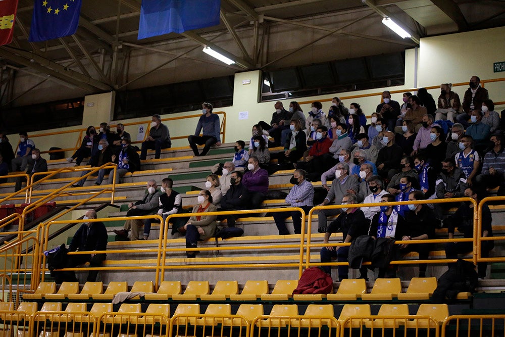 Las fechas festivas y la situación sanitaria dieron lugar a un Würzburg con muchos huecos en las gradas para despedir el año con victoria