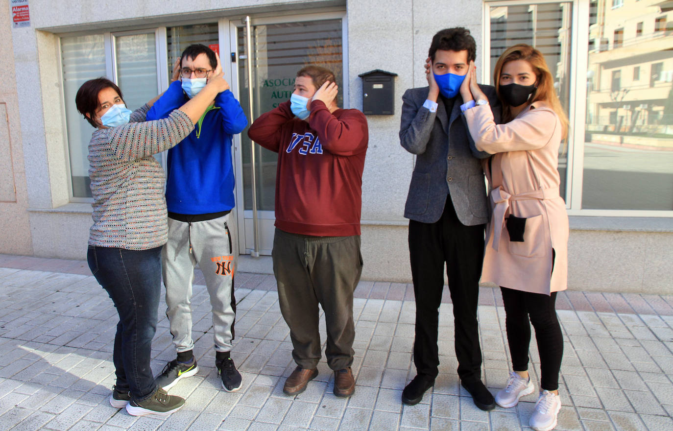 Álex Casado, Miguel Ángel Alonso y Daniel Monroy, jóvenes segovianos con TEA, se tapan los oídos en la sede de Autismo Segovia.