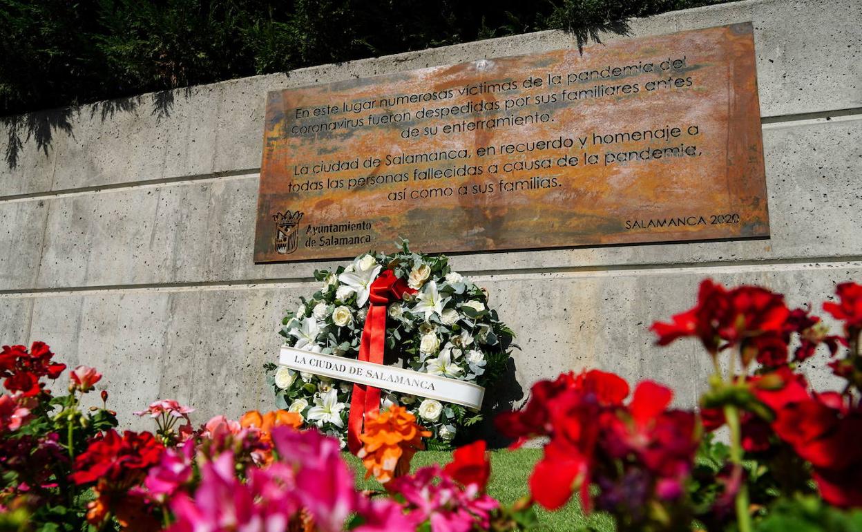 Placa en recuerdo de las víctimas de la pandemia en Salamanca.