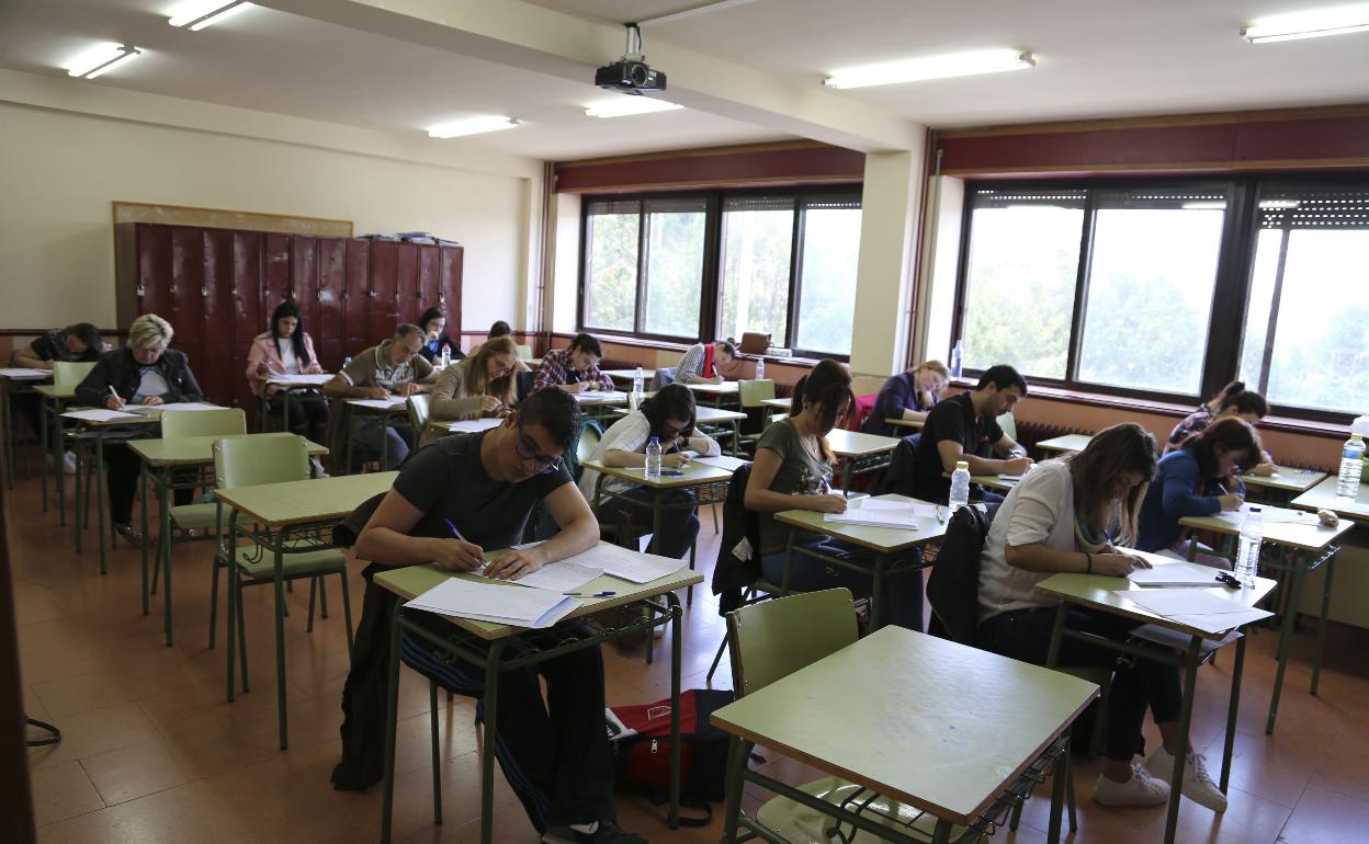 Opositores examinándose para optar a una plaza de maestro. 