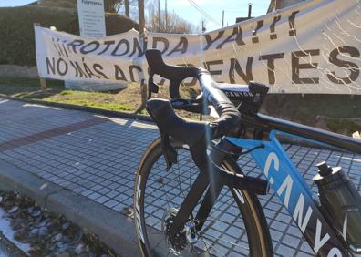 Imagen secundaria 1 - La bicicleta de Sara Martín junto a una pancarta que reclama una rotonda en el lugar del accidente. 