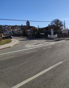 Imagen secundaria 2 - La bicicleta de Sara Martín junto a una pancarta que reclama una rotonda en el lugar del accidente. 