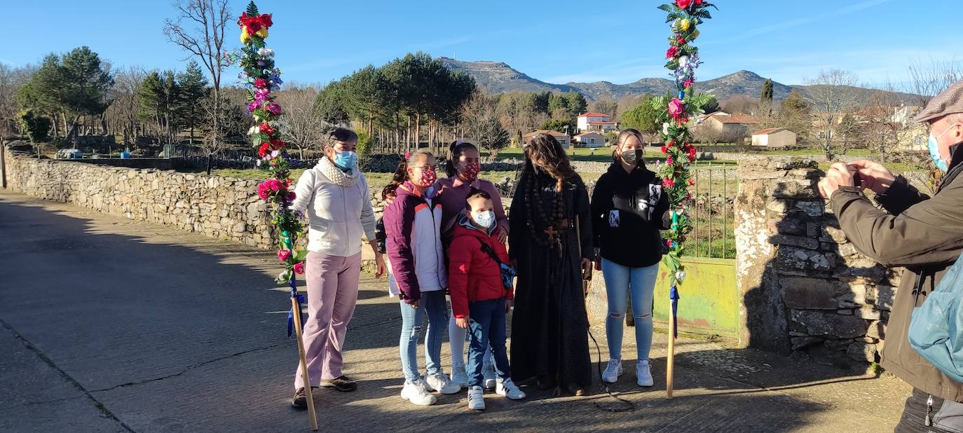 “El Perrero” forma parte del grupo de fiestas de Castilla y León (y de España y Portugal) qué aún conservan un fuerte vínculo con lo mágico y lo ritual. En este caso, como en otros, es un personaje (El Perrero) el encargado de “activar” el paso entre el bien y el mal del momento del año en el que estamos, despedir lo negativo, traumático, oscuro y recibir lo luminoso, positivo y lo que renace, antes vinculado a las nuevas cosechas como ciclo vital.