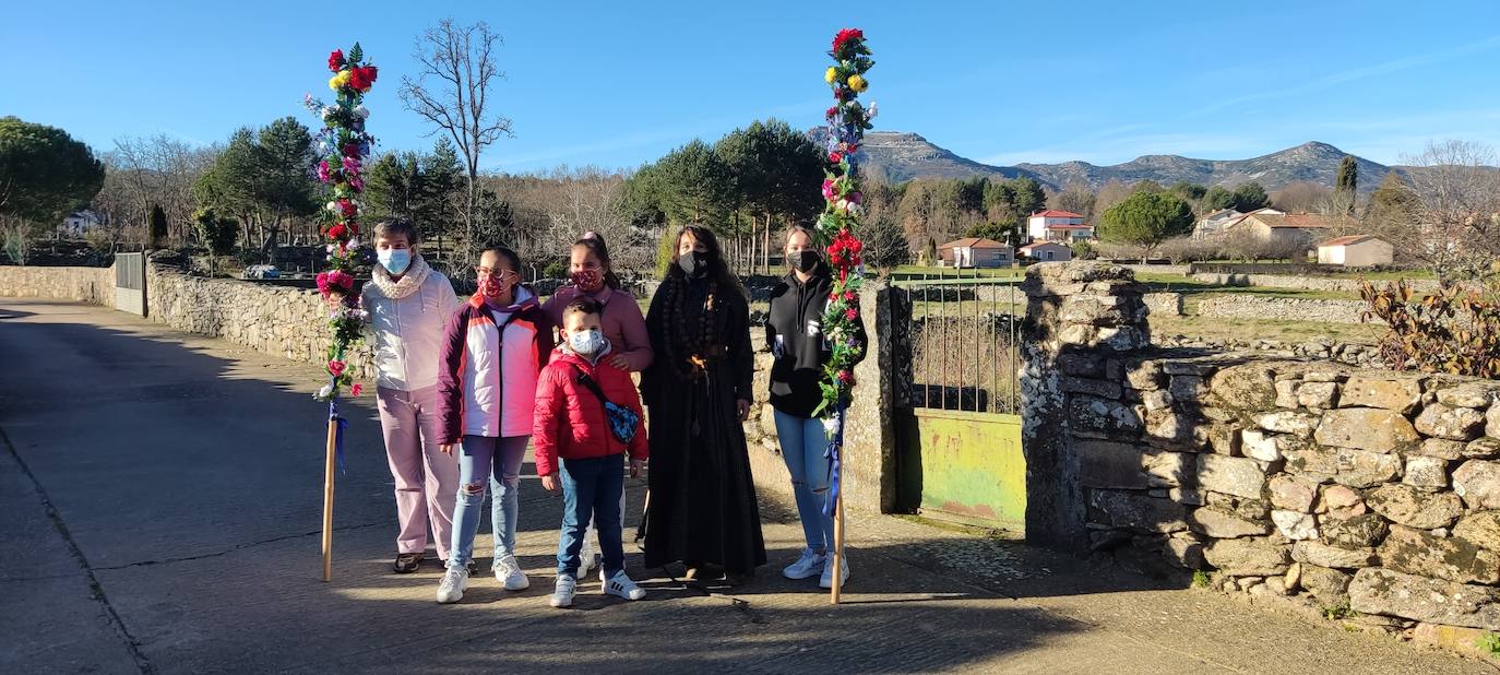 “El Perrero” forma parte del grupo de fiestas de Castilla y León (y de España y Portugal) qué aún conservan un fuerte vínculo con lo mágico y lo ritual. En este caso, como en otros, es un personaje (El Perrero) el encargado de “activar” el paso entre el bien y el mal del momento del año en el que estamos, despedir lo negativo, traumático, oscuro y recibir lo luminoso, positivo y lo que renace, antes vinculado a las nuevas cosechas como ciclo vital.