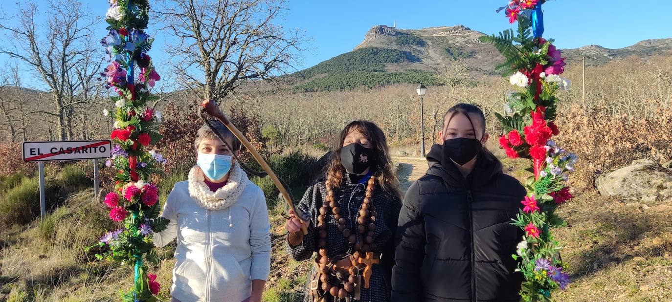 “El Perrero” forma parte del grupo de fiestas de Castilla y León (y de España y Portugal) qué aún conservan un fuerte vínculo con lo mágico y lo ritual. En este caso, como en otros, es un personaje (El Perrero) el encargado de “activar” el paso entre el bien y el mal del momento del año en el que estamos, despedir lo negativo, traumático, oscuro y recibir lo luminoso, positivo y lo que renace, antes vinculado a las nuevas cosechas como ciclo vital.