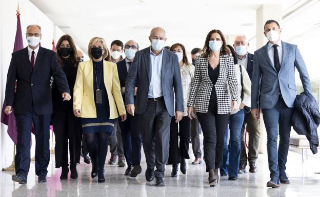 Imagen principal - En la imagen superior, Francisco Igea (centro) trató de dar imagen de unidad junto a su equipo tras su cese. Debajo, Pablo Casado fue el primero que acudió a las Cortes a felicitar a Fernández Mañueco tras tumbar la moción de censura que le presentó Luis Tudanca (a la derecha).