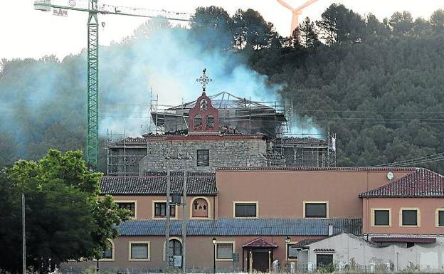 Las llamas consumieron la cubierta del monasterio de Alconada.